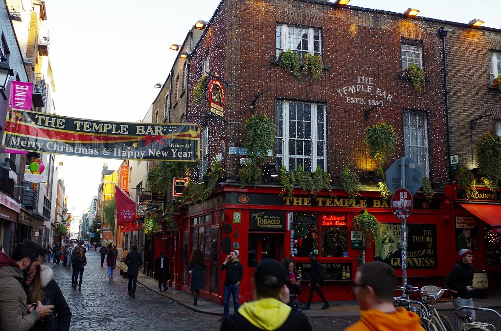 2017_1129_160222.JPG - Temple Bar 